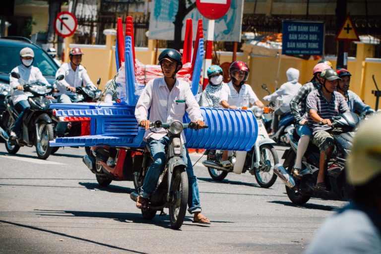 Resefoto i Vietnam - motorcykel med stolar som kan ramma vem som helst