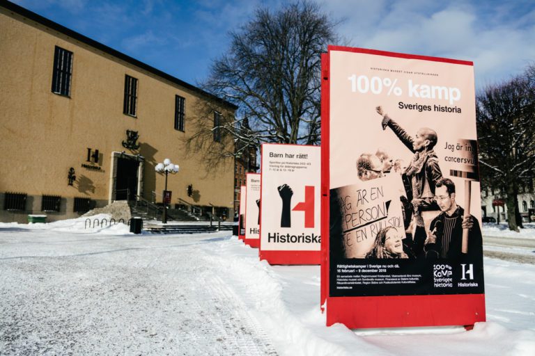 Fotot på Tess Asplund hänger på Historiska muséet i Stockholm