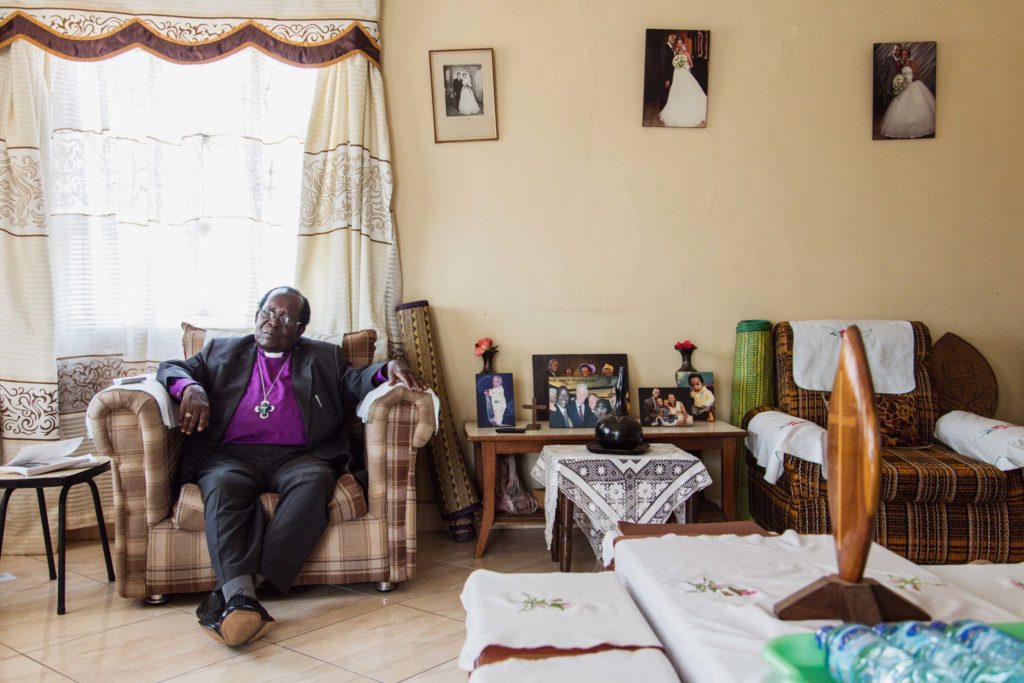 Präst i Uganda som välkomnar homosexuella. Bild från ett fotoreportage.